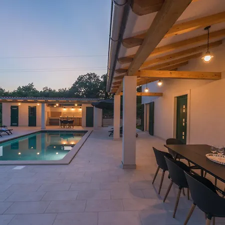 Macan With Private Pool, Sauna & Garden * Rojnići
