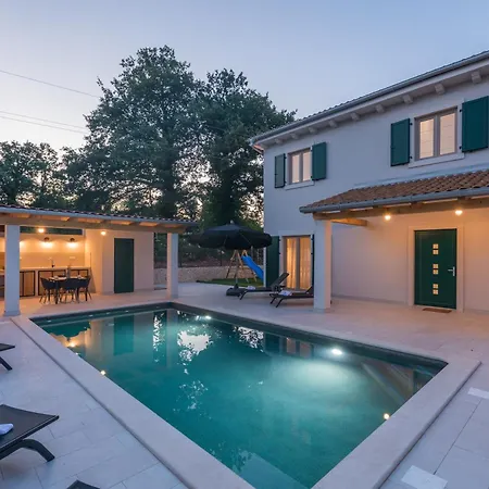 Macan With Private Pool, Sauna & Garden Rojnići