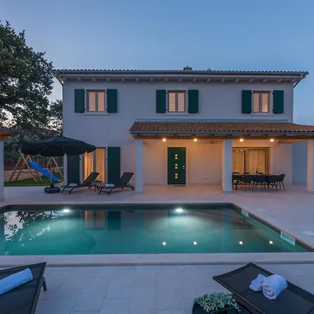 Macan With Private Pool, Sauna & Garden