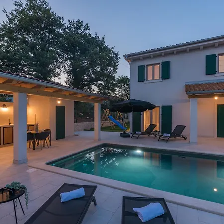 Macan With Private Pool, Sauna & Garden