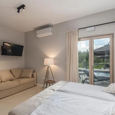 Macan With Private Pool, Sauna & Garden * Rojnici
