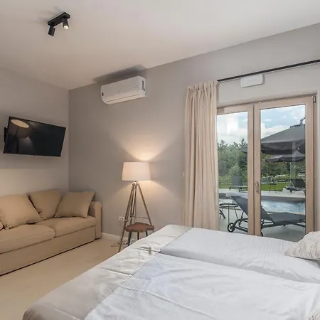 Macan With Private Pool, Sauna & Garden * Rojnići