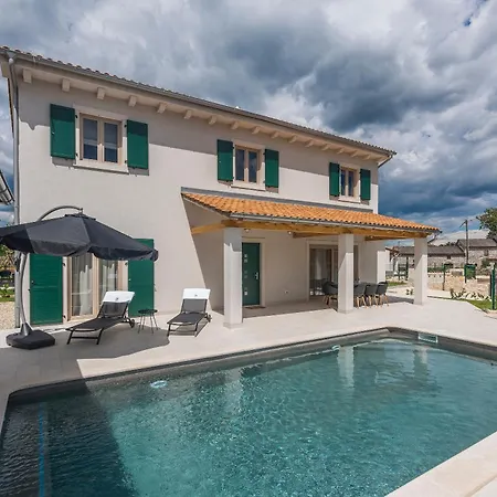 Macan With Private Pool, Sauna & Garden فيلة