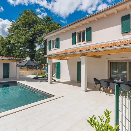 Macan With Private Pool, Sauna & Garden