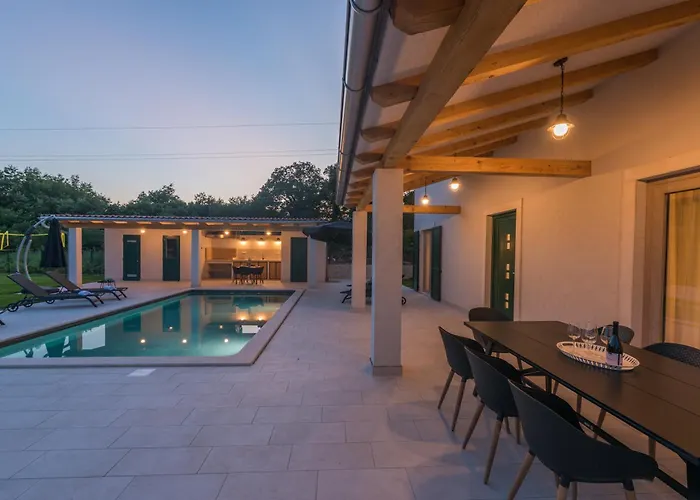 Macan With Private Pool, Sauna & Garden * Rojnići