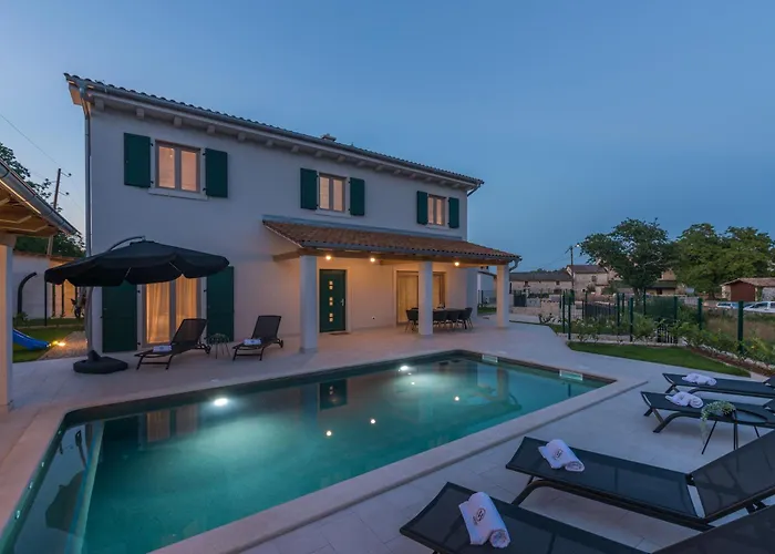 Macan With Private Pool, Sauna & Garden * Rojnići