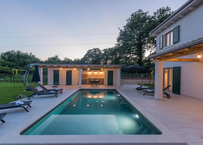 Villa Macan With Private Pool, Sauna & Garden Rojnići