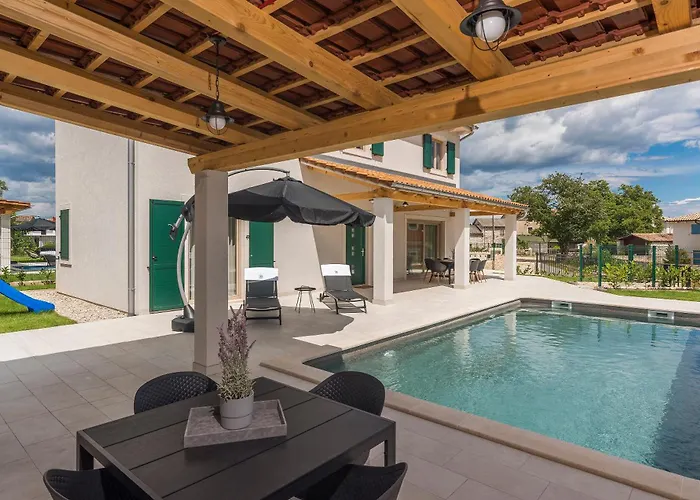 Villa Macan With Private Pool, Sauna & Garden Rojnići