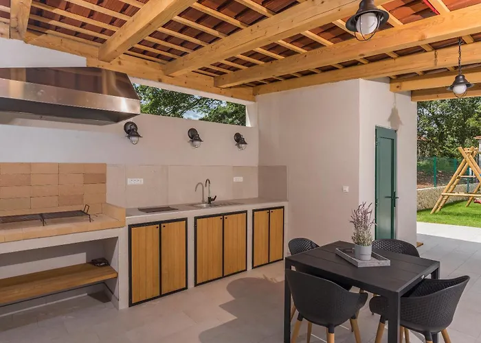 Macan With Private Pool, Sauna & Garden * Rojnići