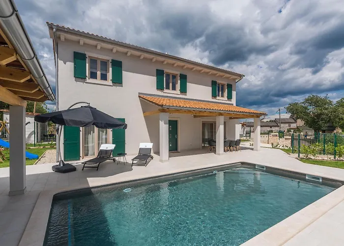 Macan With Private Pool, Sauna & Garden Villa