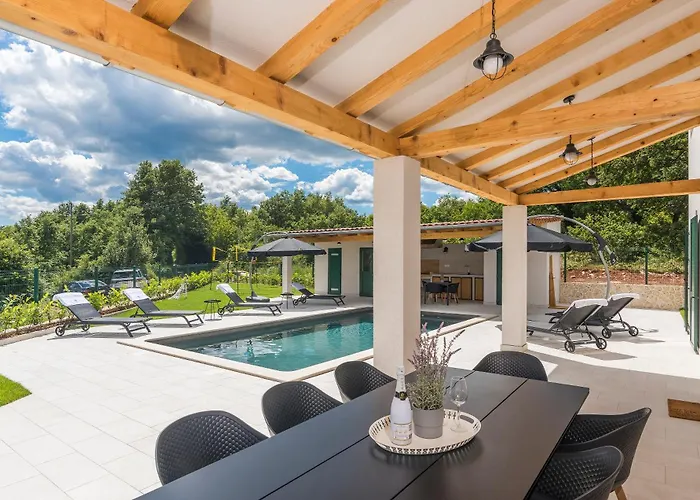 Macan With Private Pool, Sauna & Garden Rojnići