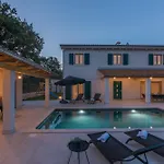 Macan With Private Pool, Sauna & Garden *