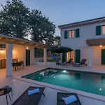 Macan With Private Pool, Sauna & Garden
