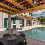 Villa Macan With Private Pool, Sauna & Garden Rojnići