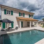 Macan With Private Pool, Sauna & Garden Villa