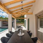 Macan With Private Pool, Sauna & Garden Villa *