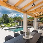 Macan With Private Pool, Sauna & Garden Rojnići