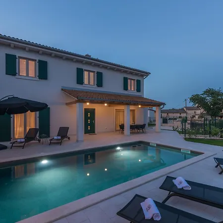 Macan With Private Pool, Sauna & Garden * Rojnići