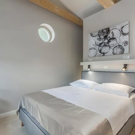 Macan With Private Pool, Sauna & Garden Rojnići
