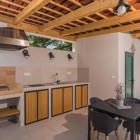 Macan With Private Pool, Sauna & Garden * Rojnići