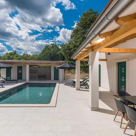 Macan With Private Pool, Sauna & Garden Rojnići